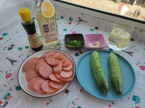 吃香肠吃瓜,美味碰撞，夏日饮食新风尚